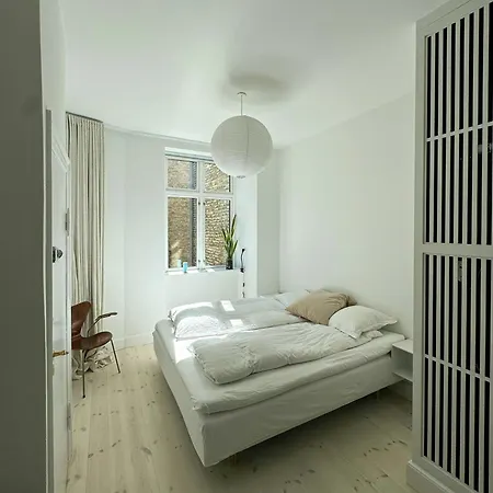 Lejlighed With High Ceilings In Frederiksberg *